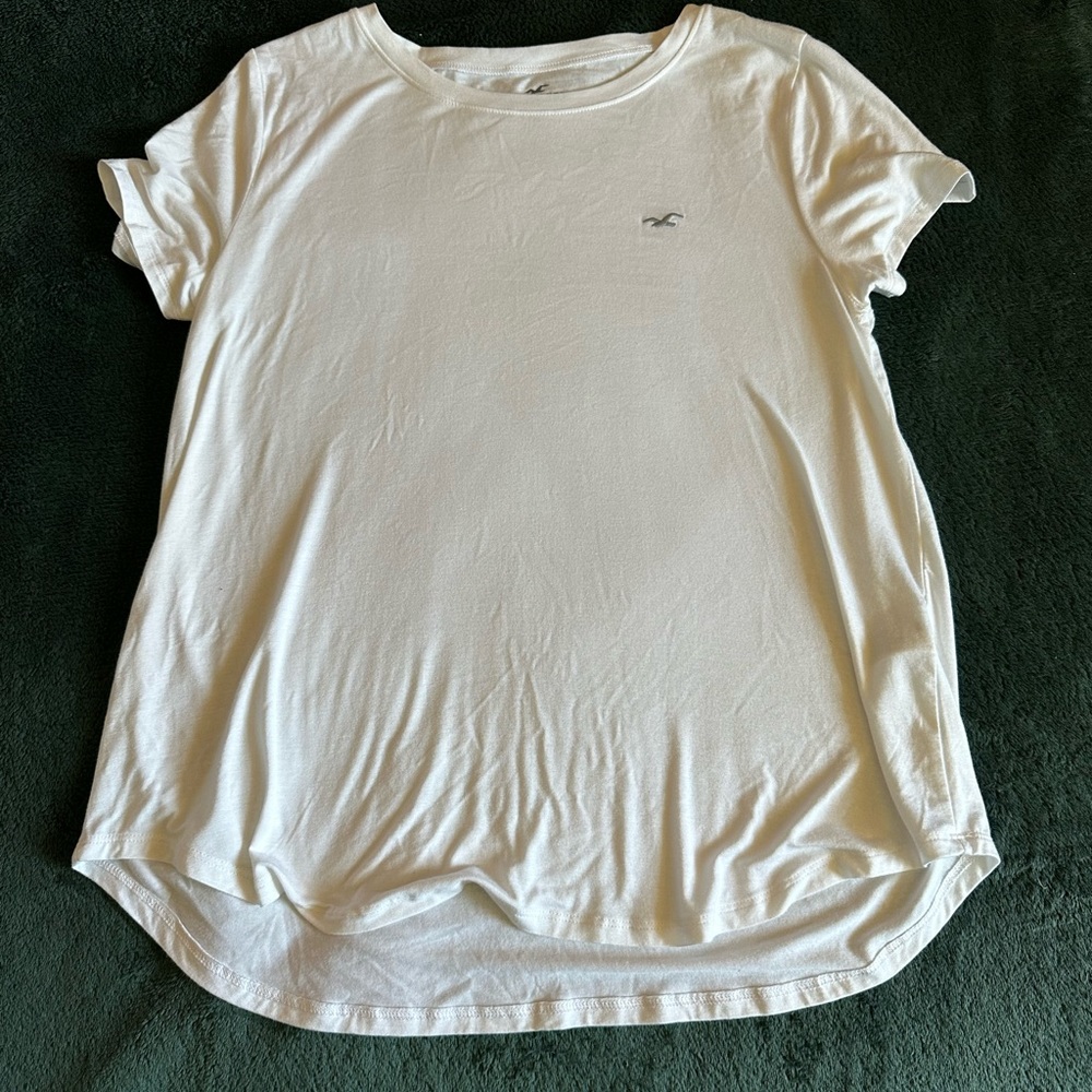white hollister t shirt